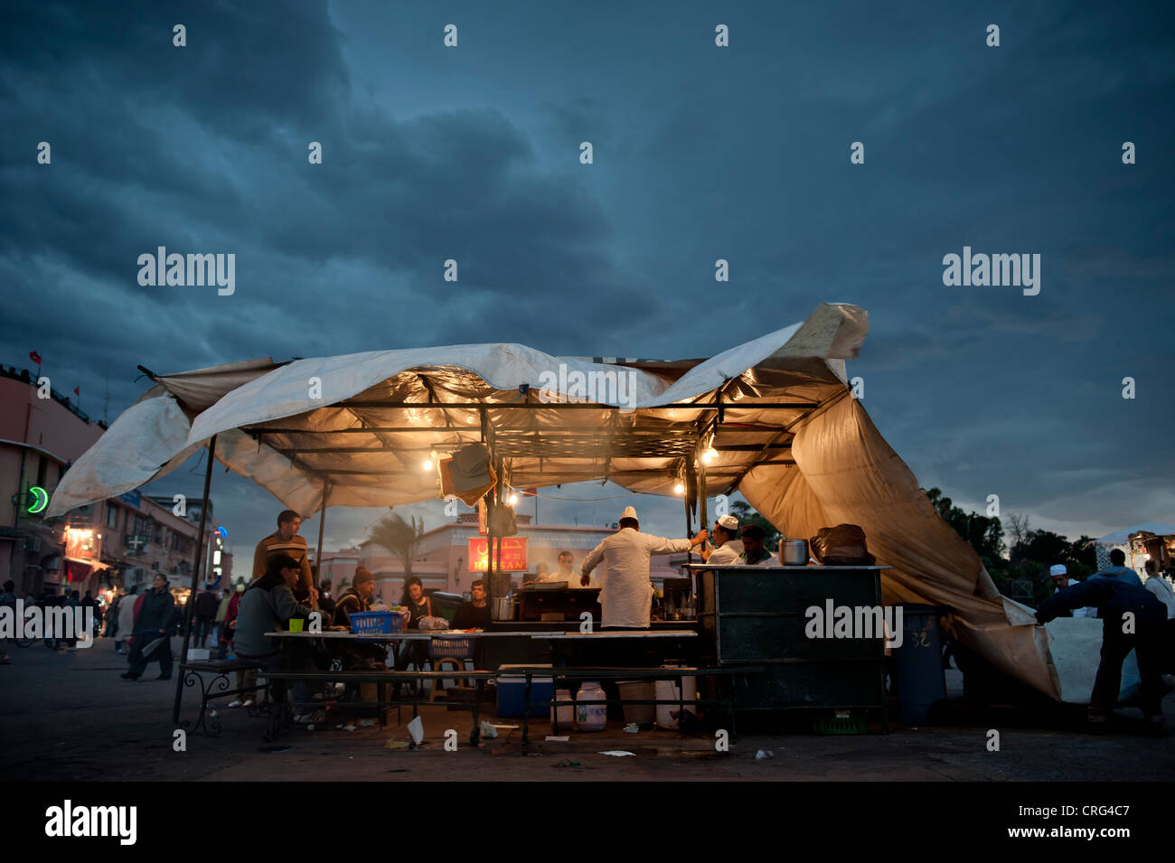 Il cibo in stallo la Djemaa El Fna di Marrakech, Marocco. Foto Stock