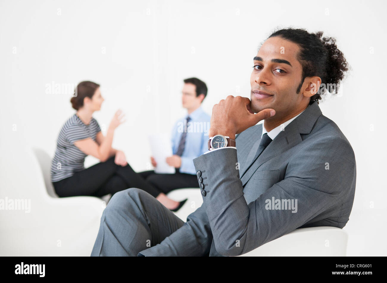 Imprenditore sorridente in area lobby Foto Stock