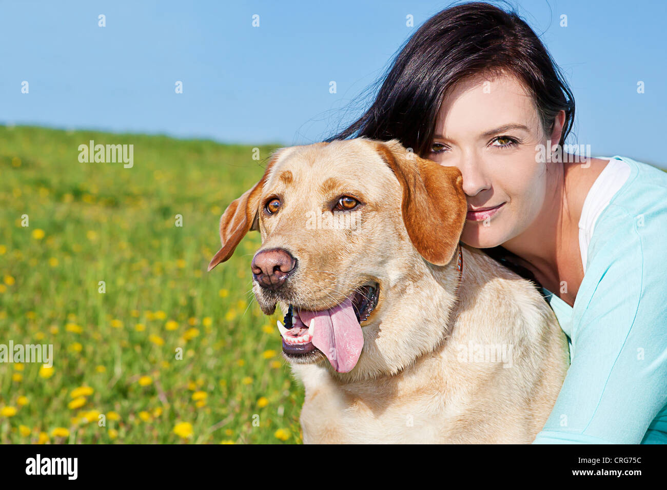 Una ragazza con il suo cane Foto Stock Una ragazza con il suo cane Foto Stock