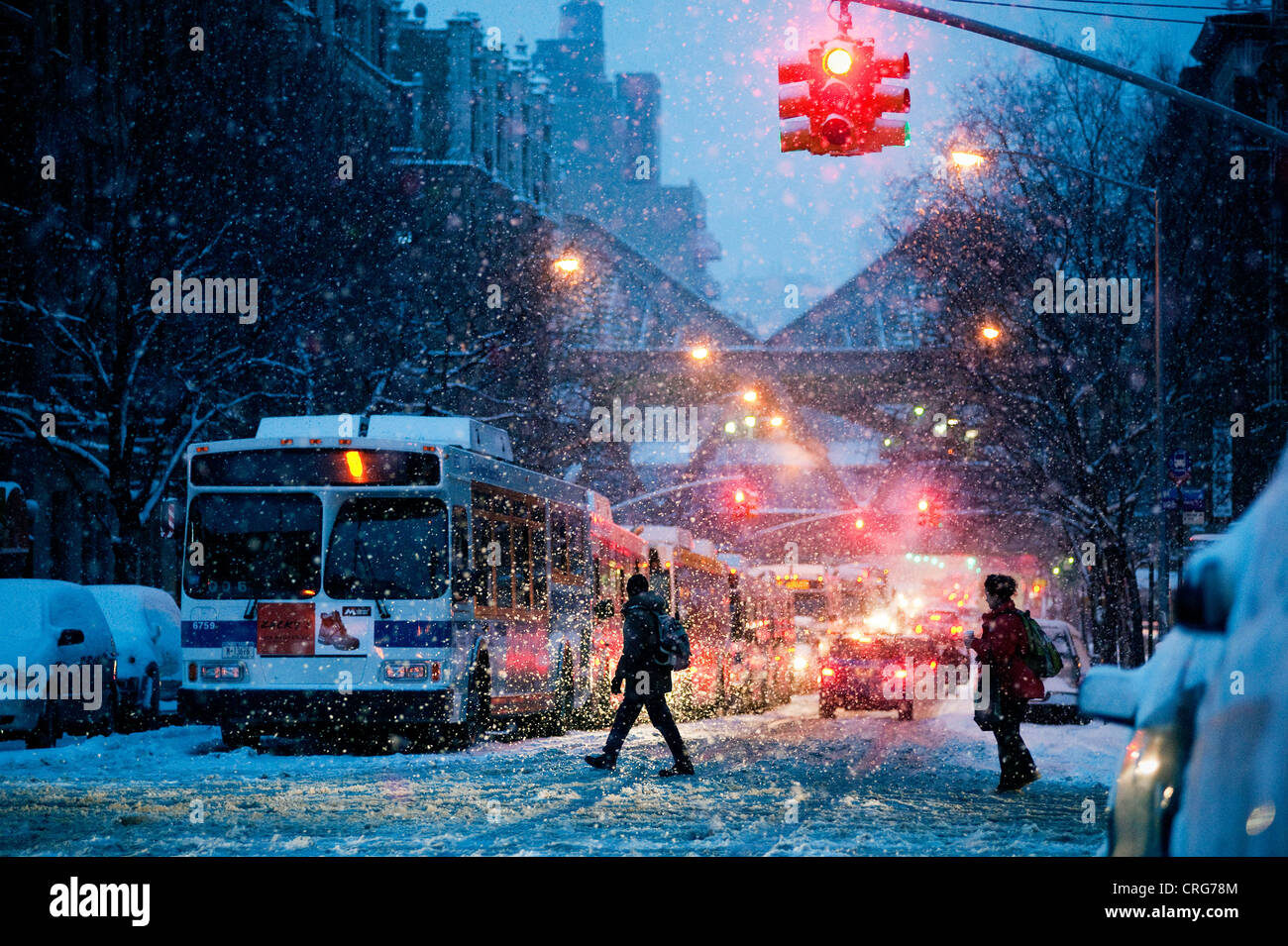 Un inizio di mattina tempesta di neve in upper Manhattan. Foto Stock