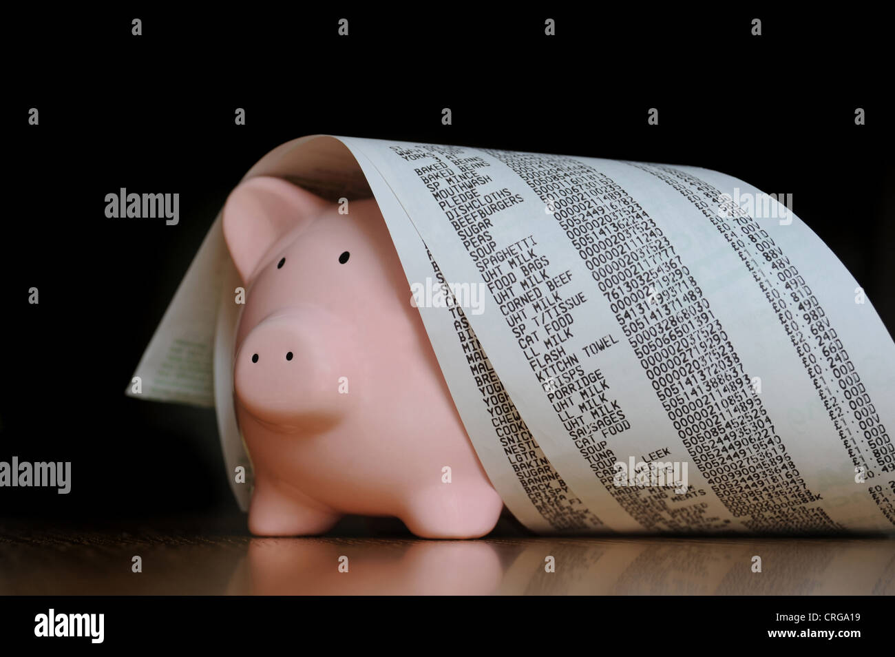 PIGGYBANK con supermercato Fino ricevute RE Carrello cibo costi bollette dei redditi bilanci domestici risparmio salariale l'economia UK Foto Stock