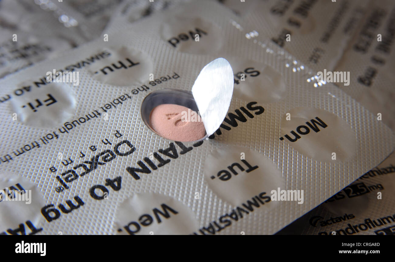 Aperto blister di farmaci da prescrizione pillole compresse ri medici malattie salute cure degli oneri del servizio sanitario nazionale britannico di costo Foto Stock