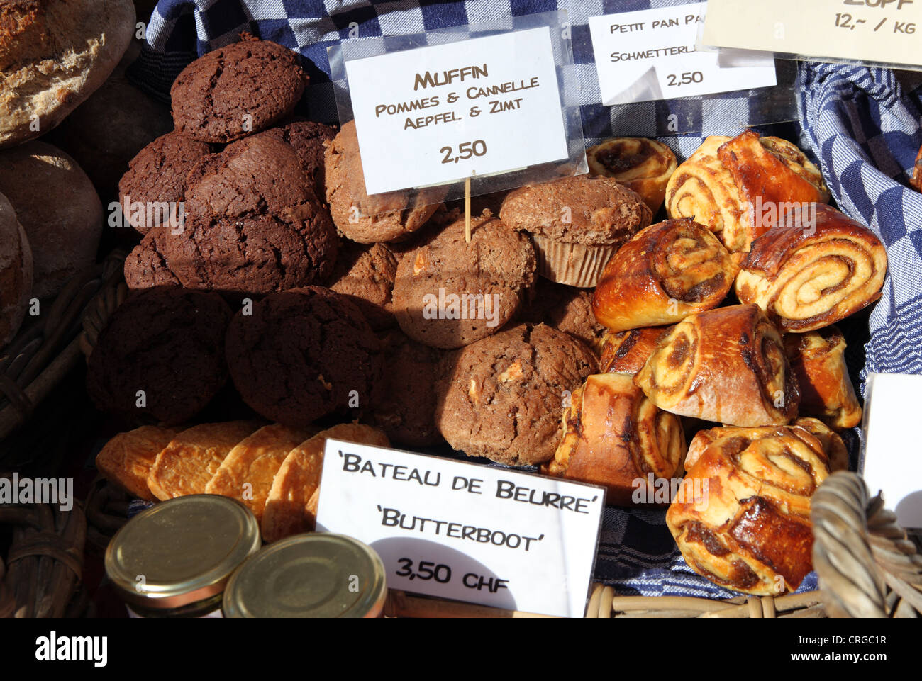 Swiss pasticceria in vendita al mercato di Basilea Foto Stock
