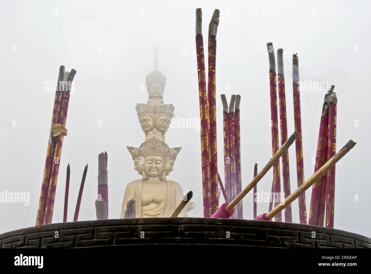 Golden statua del Buddha. Monte Emei Shan, Chengdu provincia. Cina Foto Stock