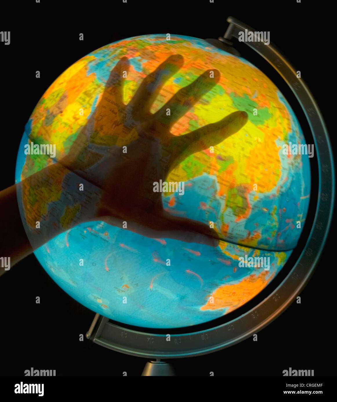 Immagine simbolica per proteggere la mano sul mondo Foto Stock