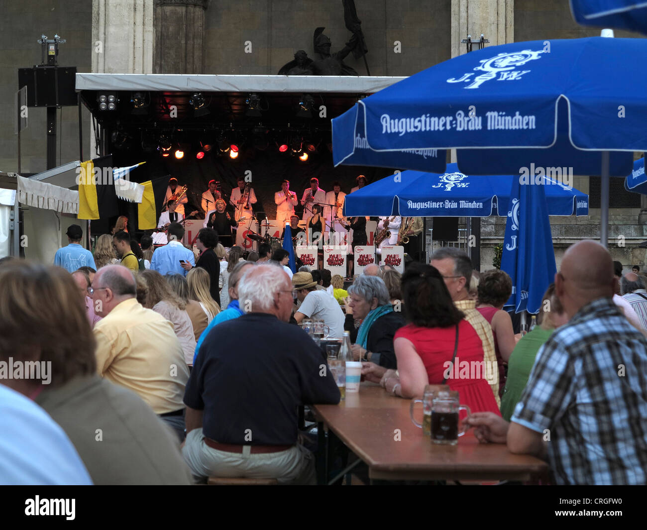 Germania Monaco di Baviera Odeonsplatz città giorno intrattenimento mangiare e bere festival Foto Stock