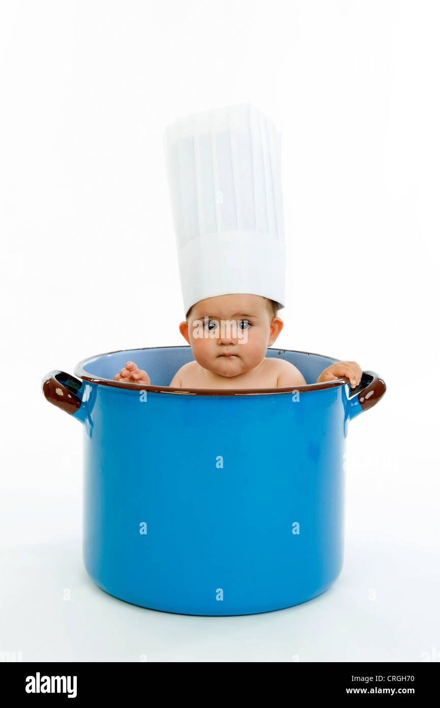 Bambino con chef della PAC nel recipiente di cottura Foto Stock