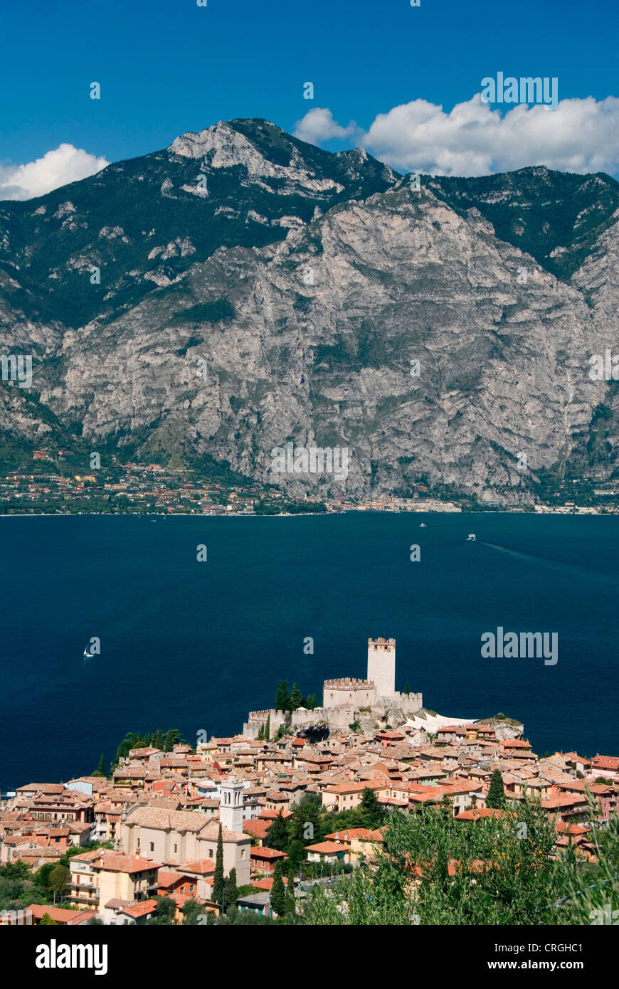 Vista sul villaggio, Castello Scaligero e del Lago di Garda, Italia, Veneto, Malcesine Foto Stock