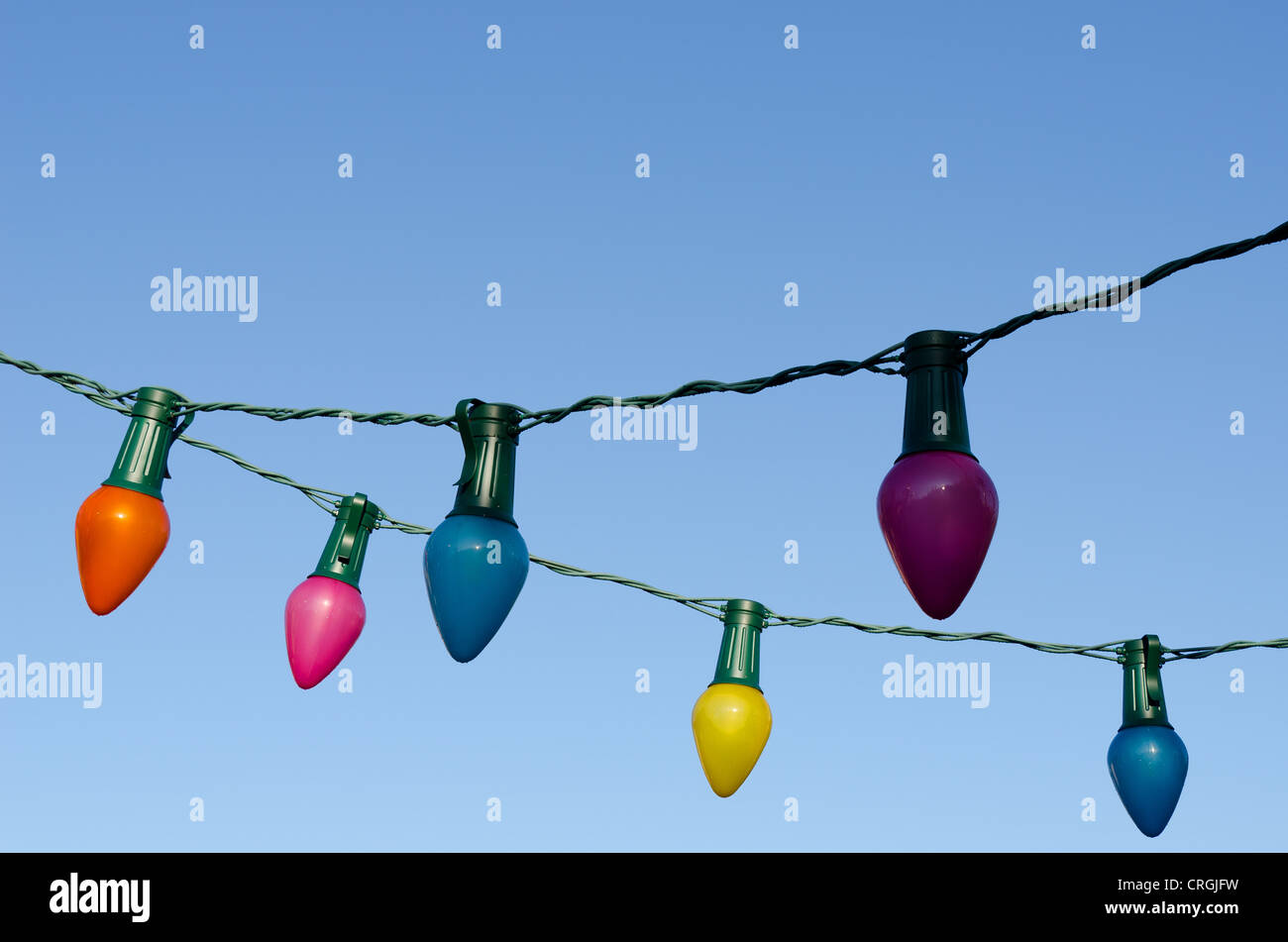 Apparecchiatura di illuminazione LED blu cielo Natale spazio copia le luci fairy all'aperto illuminato multi-colore di più di un oggetto luce Foto Stock