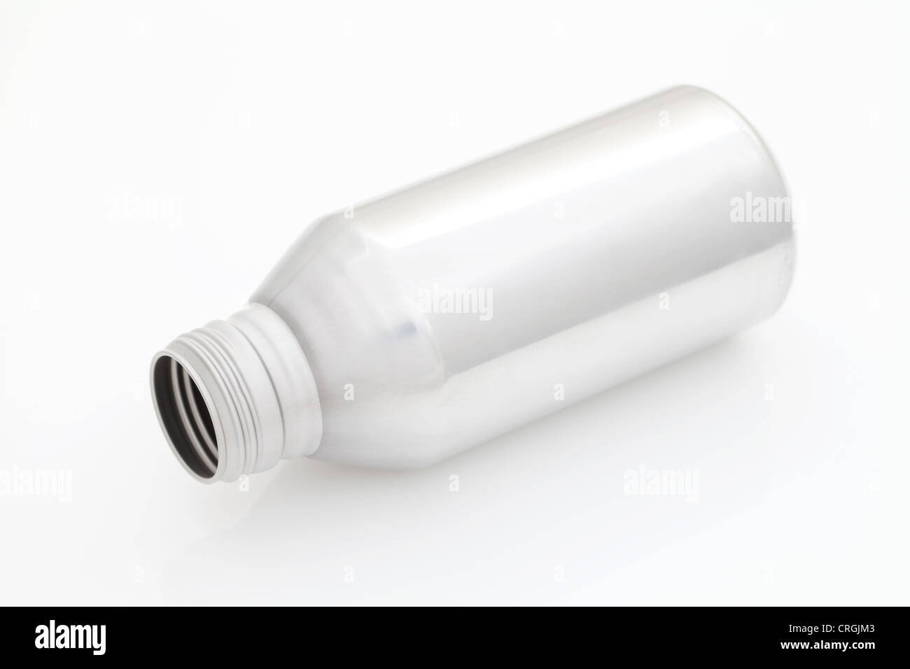 Una bottiglia in alluminio su sfondo bianco Foto Stock