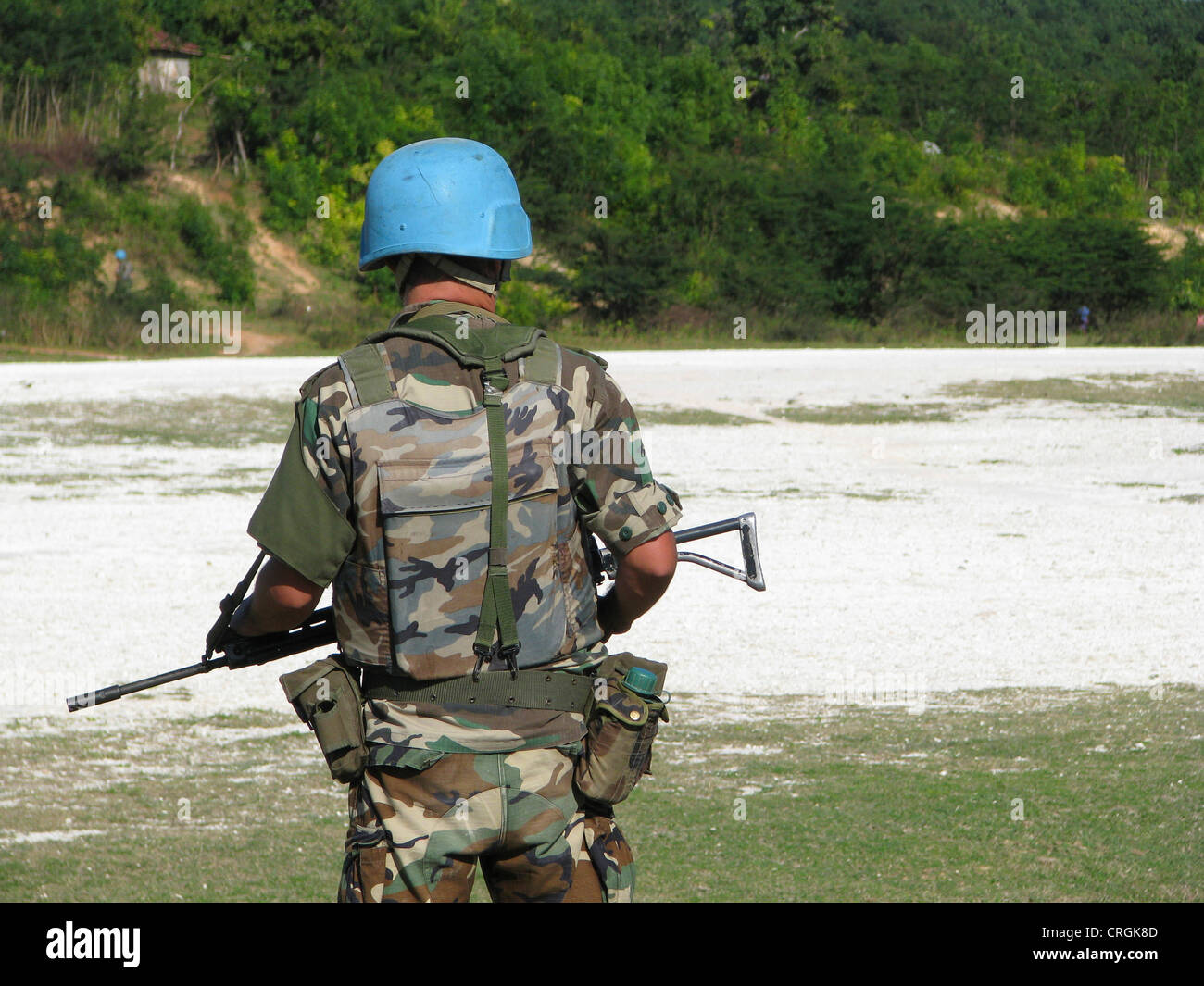 Soldato dell' Organizzazione delle Nazioni Unite la missione di Stabilizzazione di Haiti" protegge la pista sterrata, Haiti, Grande Anse, Jeremie Foto Stock
