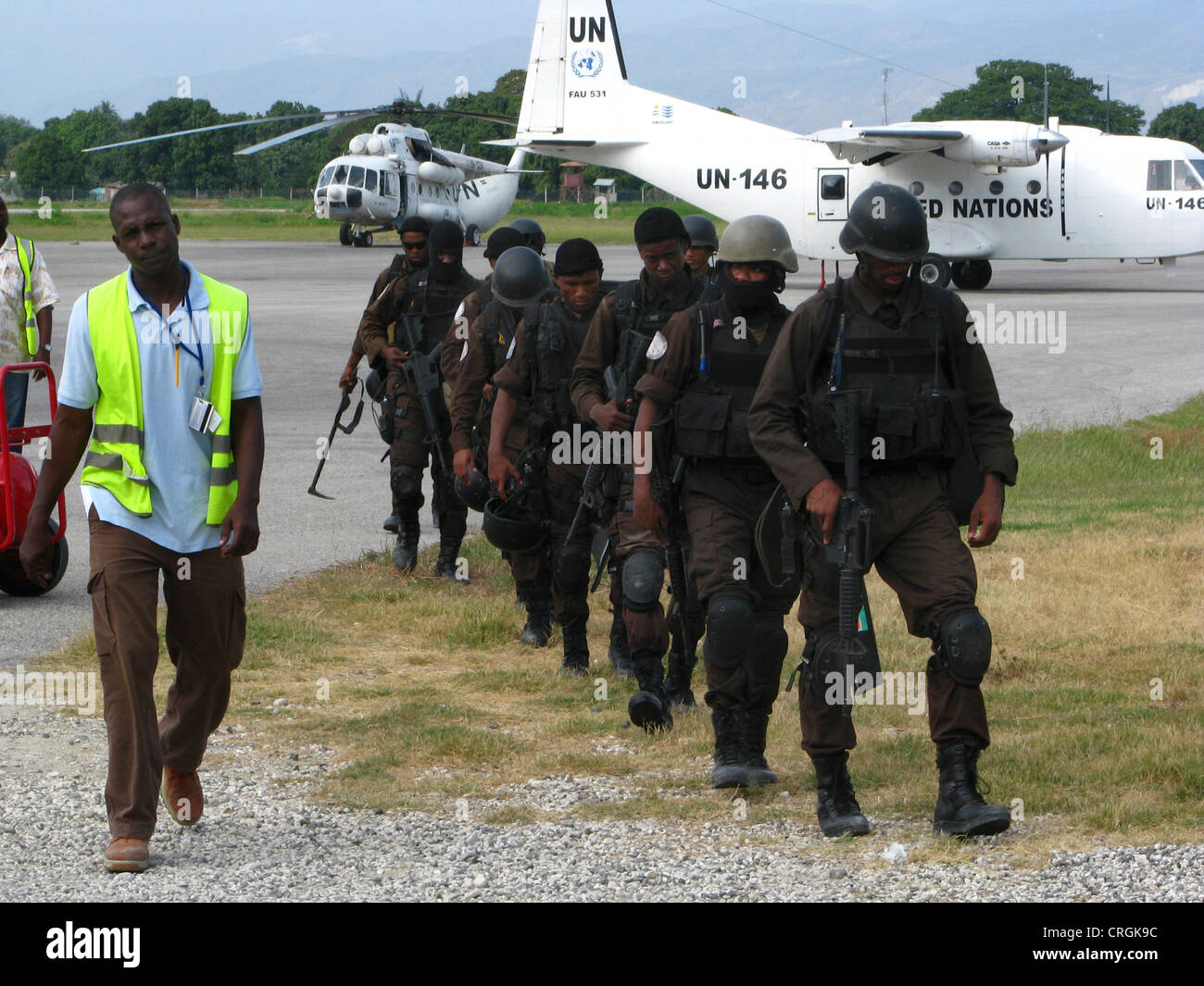 Soldati in aeroporto, aereo e elicottero del 'ONU missione di Stabilizzazione di Haiti" in background, Haiti, Provine de l'Ouest, Port-Au-Prince Foto Stock