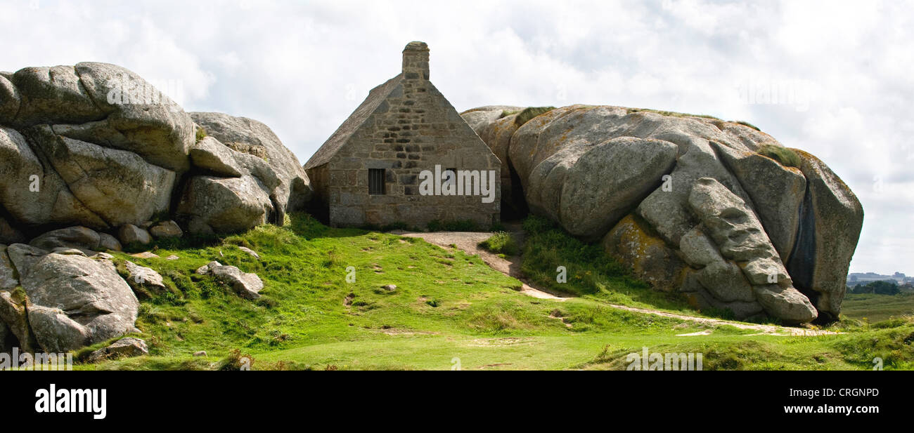 Casa a La costa tra le rocce in Finisterre, Francia Bretagna, Finisterre Foto Stock