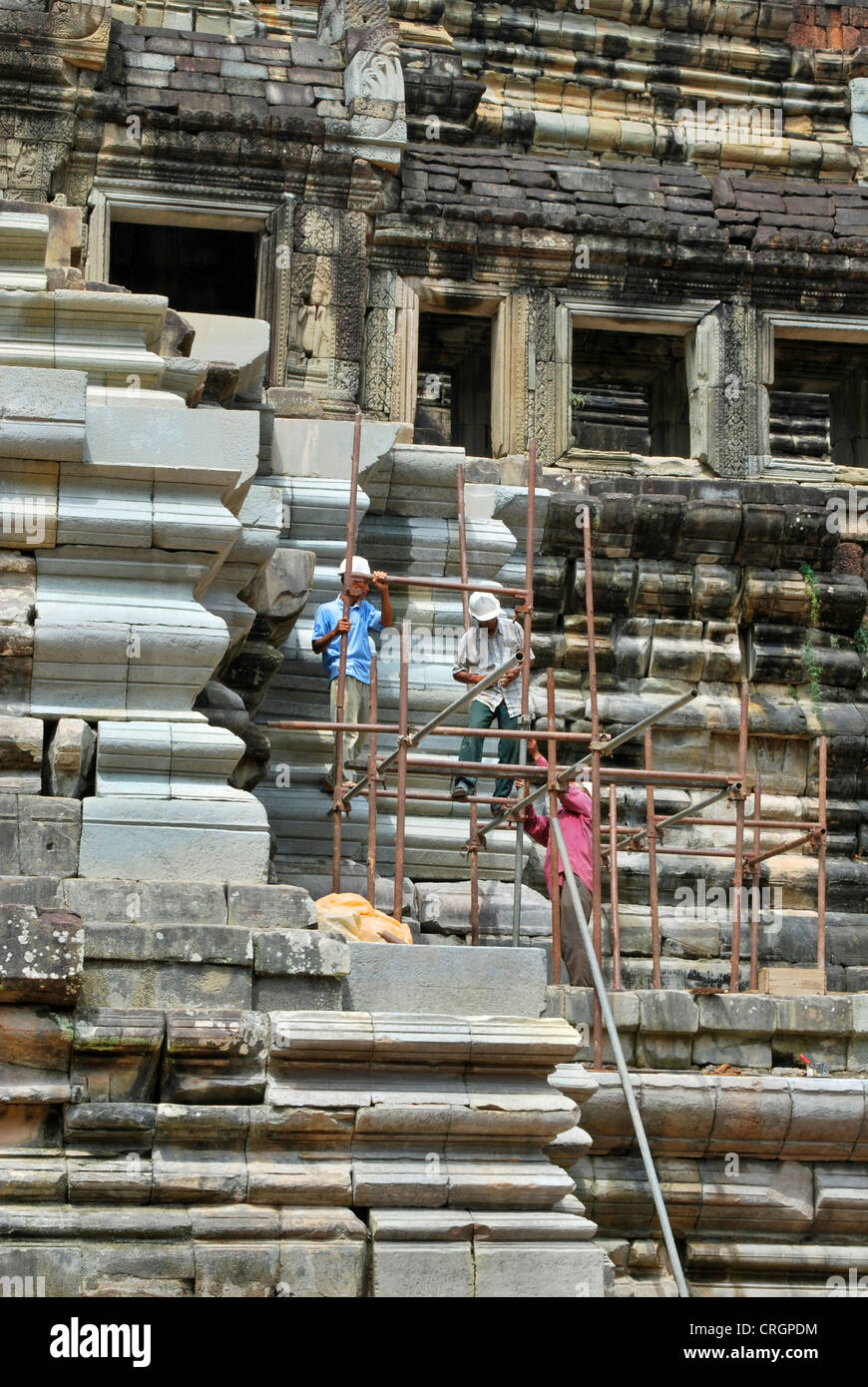 Tempio Khmer area di Angkor Wat, Baphuon, operai a costruire uno stadio per il ripristino, Cambogia Foto Stock