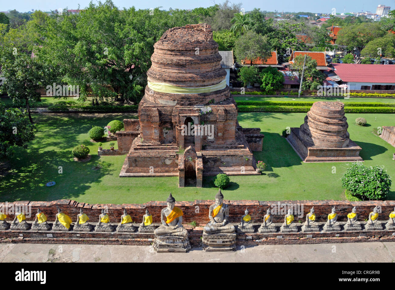 Statue di Buddha e parco di grande Chedi Chaya Mongkol, Thailandia, Ayutthaya, Wat Yai Chai Mongkon Foto Stock