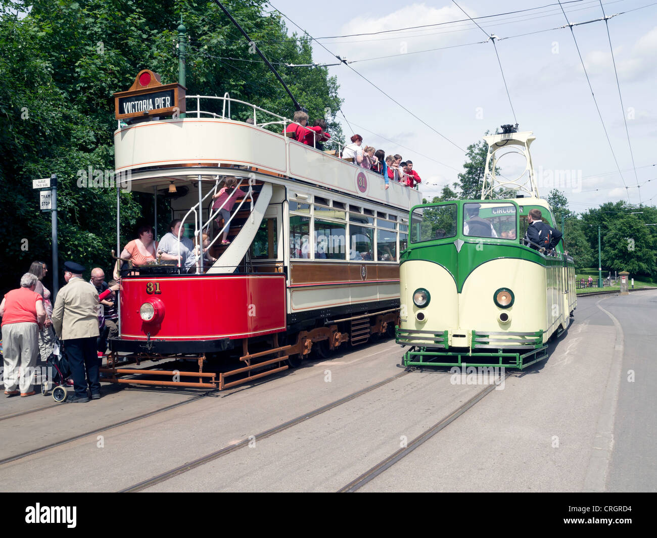 Due restaurato Blackpool tram si incontrano in un loop di crossover presso il museo Beamish del nord della vita Foto Stock