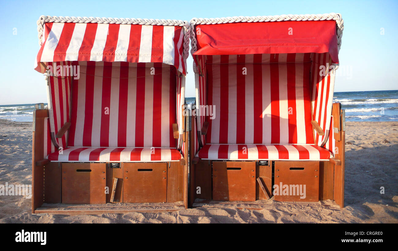 Il bianco e il rosso sedie a sdraio sulla spiaggia, Germania, Schleswig-Holstein, Mar Baltico, Dahme Foto Stock