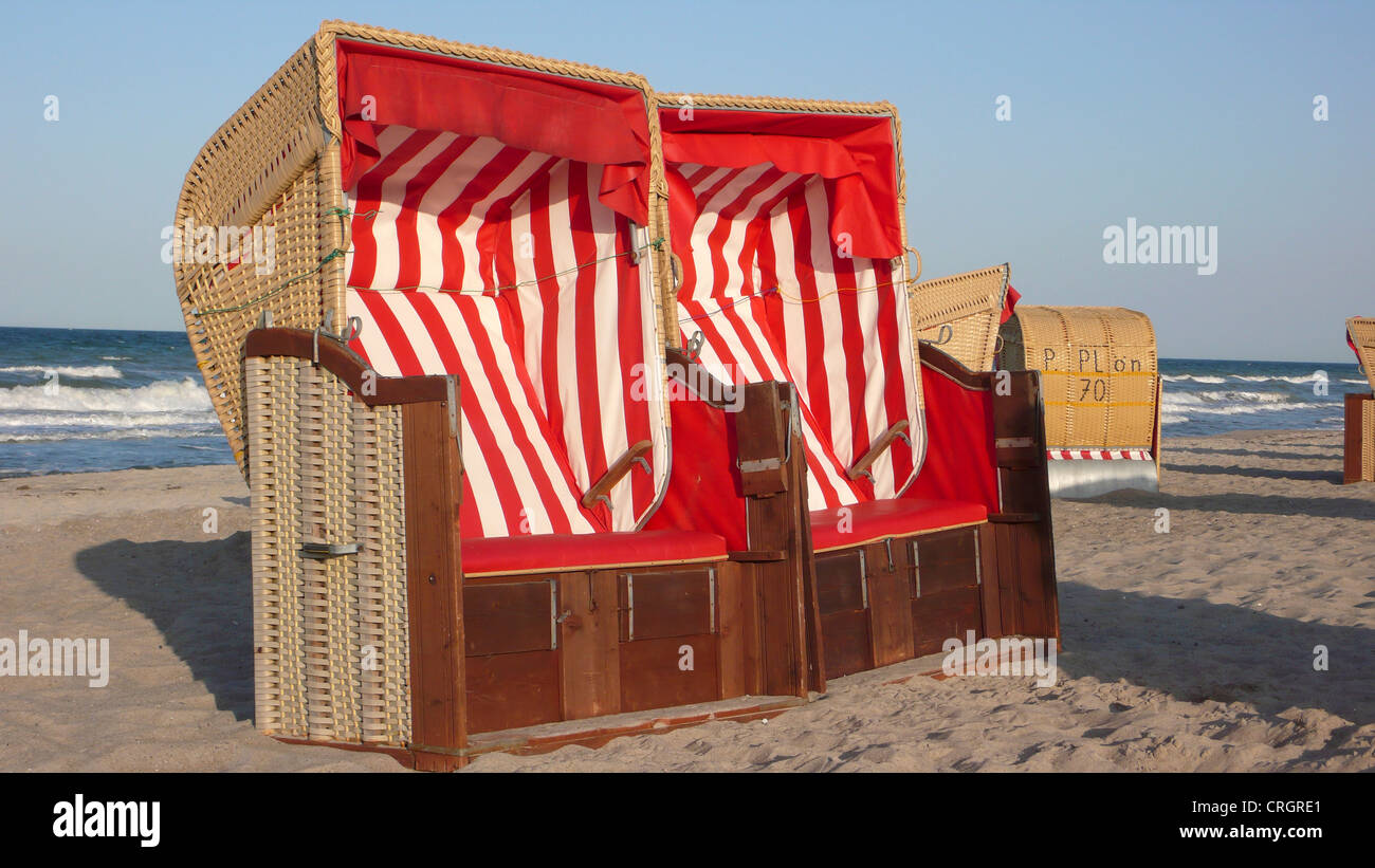 Il bianco e il rosso sedie a sdraio sulla spiaggia, Germania, Schleswig-Holstein, Mar Baltico, Dahme Foto Stock
