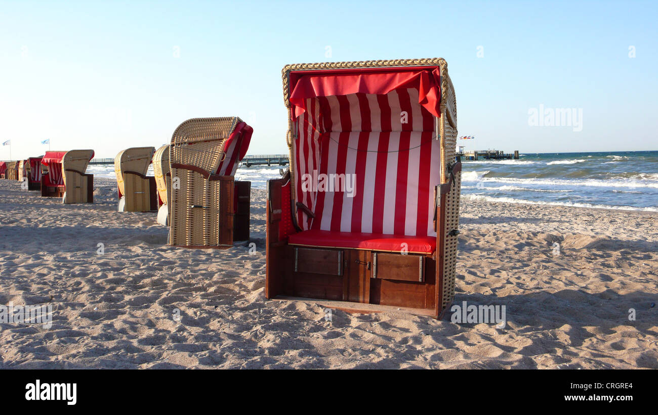 Il bianco e il rosso sedie a sdraio sulla spiaggia, Germania, Schleswig-Holstein, Mar Baltico, Dahme Foto Stock