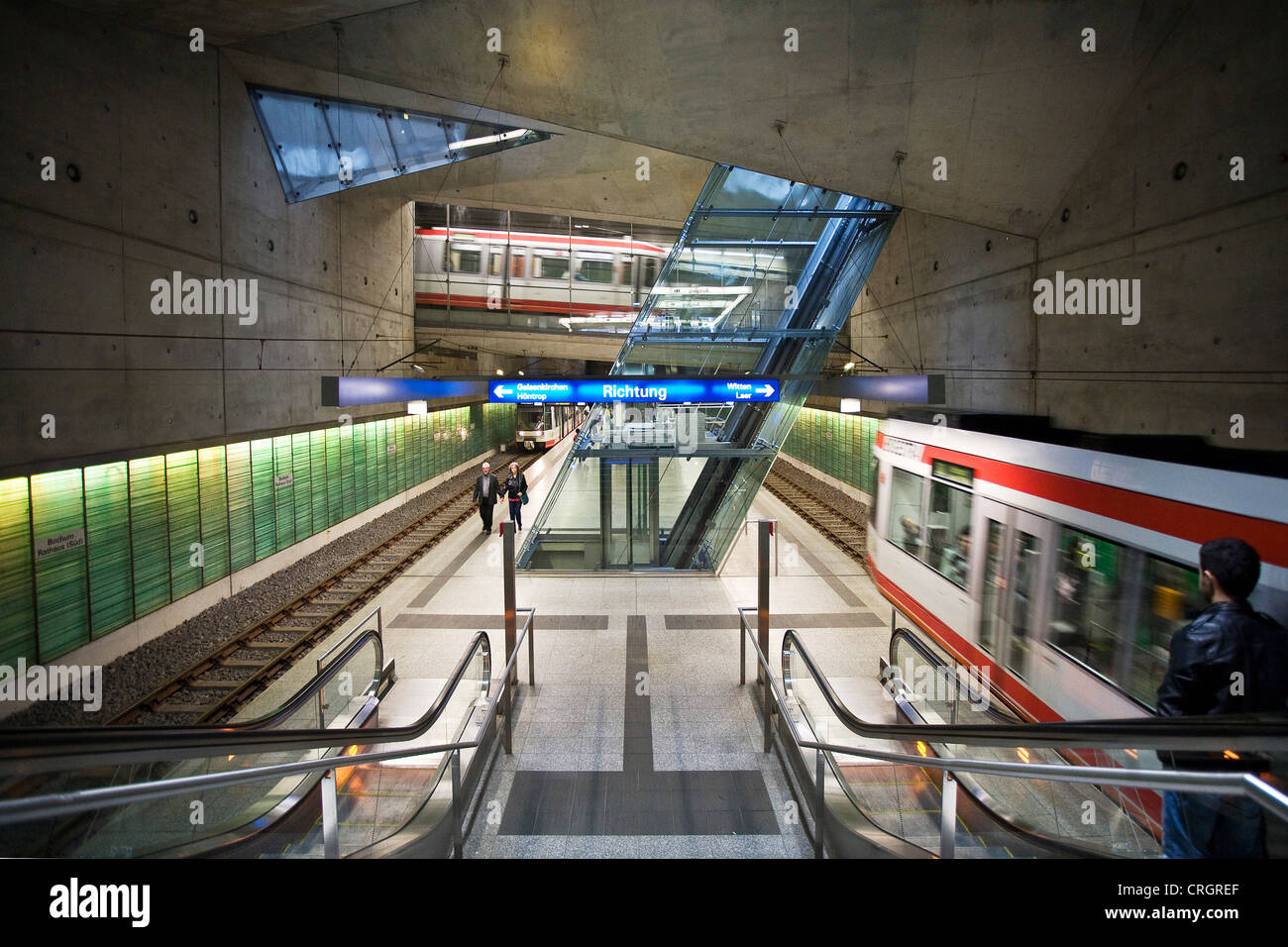 La stazione della metropolitana municipio-sud con ascensore inclinato e contemporaneamente tre treni in arrivo , in Germania, in Renania settentrionale-Vestfalia, la zona della Ruhr, Bochum Foto Stock