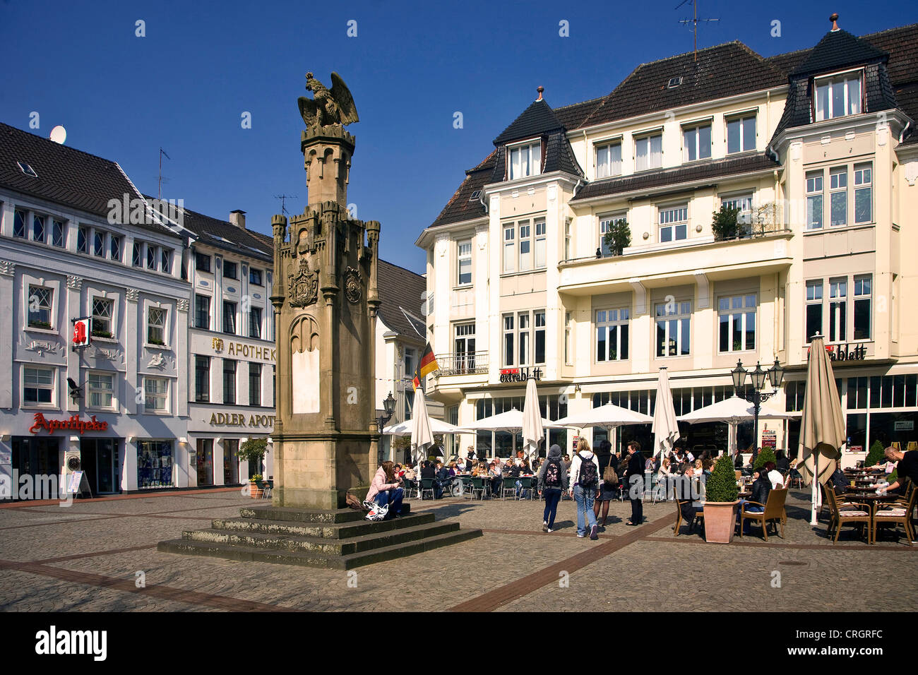 Le persone sul luogo di mercato di Moers, in Germania, in Renania settentrionale-Vestfalia, la zona della Ruhr, Moers Foto Stock