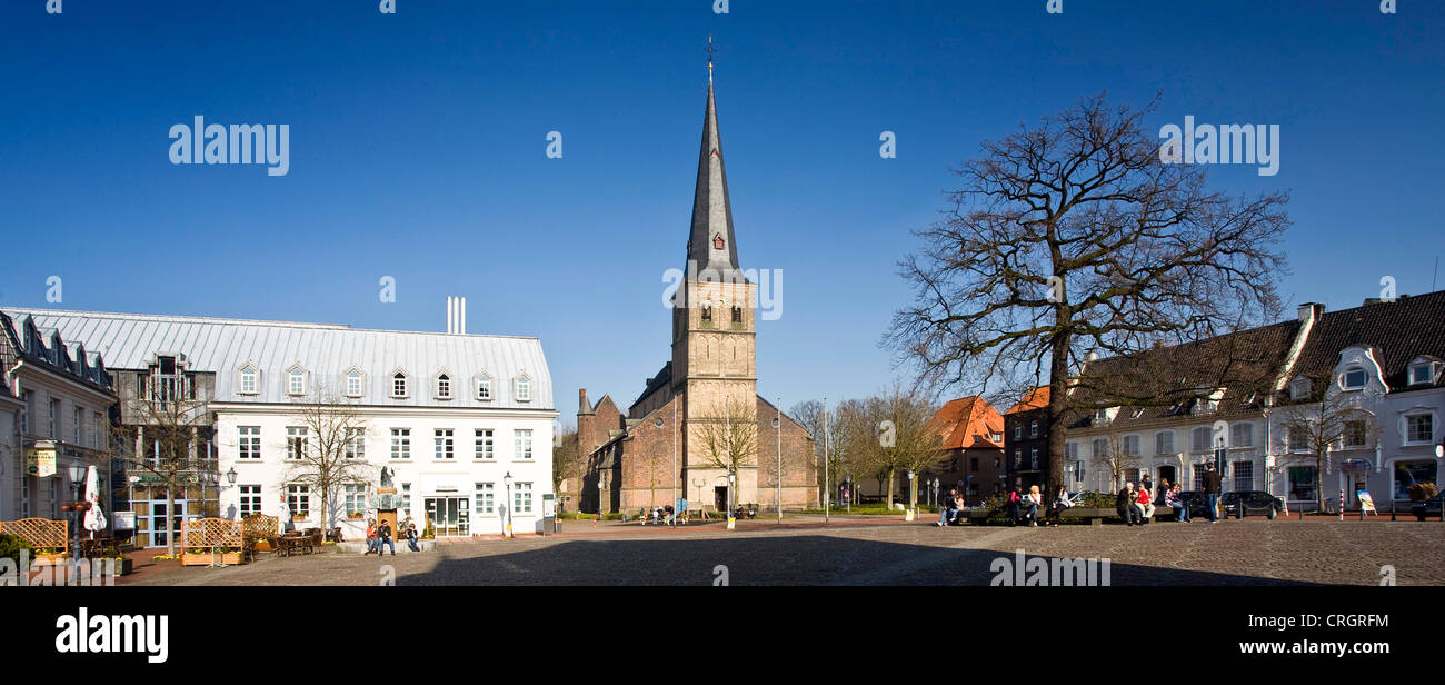 La moderna architettura di city hall e la vecchia Sankt Peter chiesa , in Germania, in Renania settentrionale-Vestfalia, la zona della Ruhr, Rheinberg Foto Stock