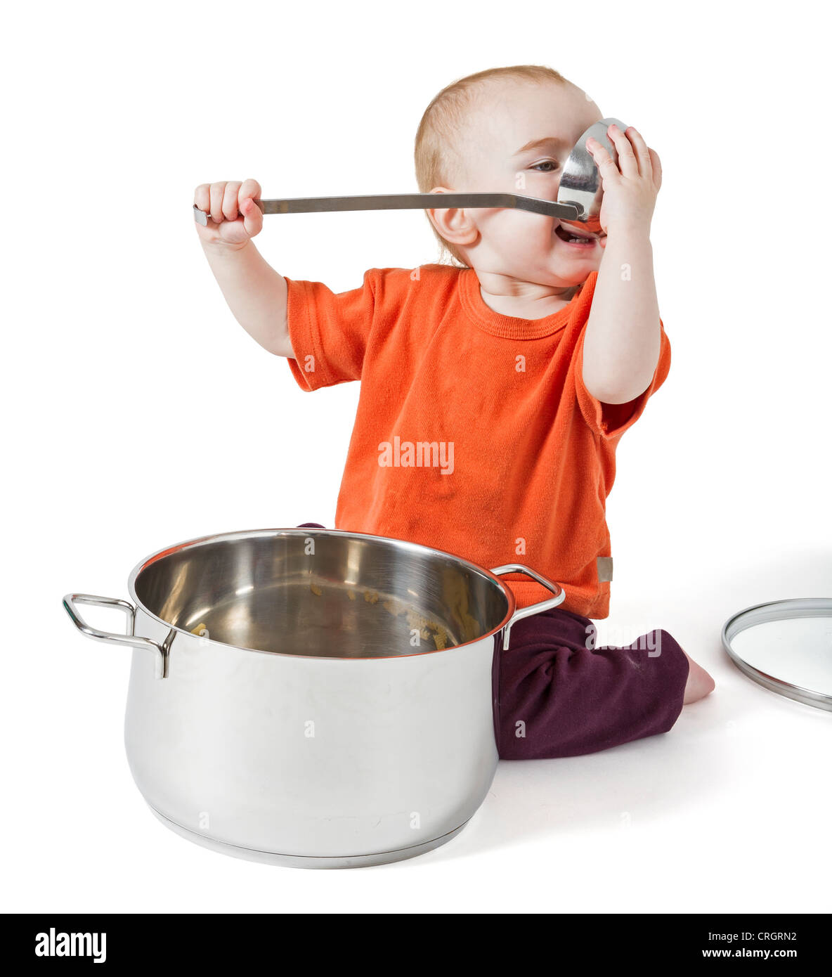 Bambino con grande pentola di cottura isolati su sfondo bianco Foto Stock