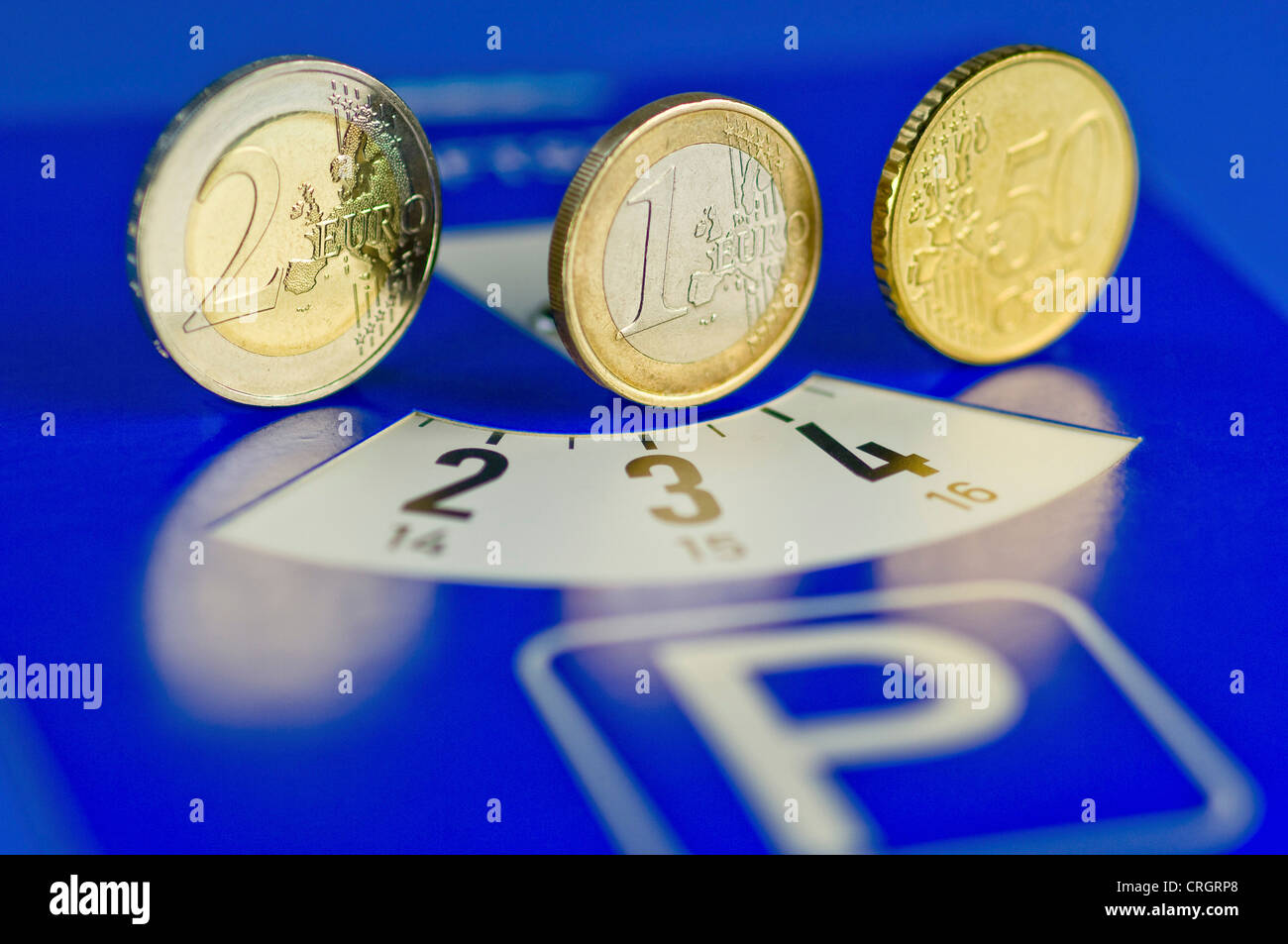 Parcheggio disco con monete di euro e centesimi di Euro Foto Stock