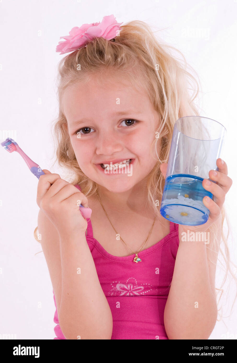 Ragazza 6 anni, con dentifricio Foto Stock