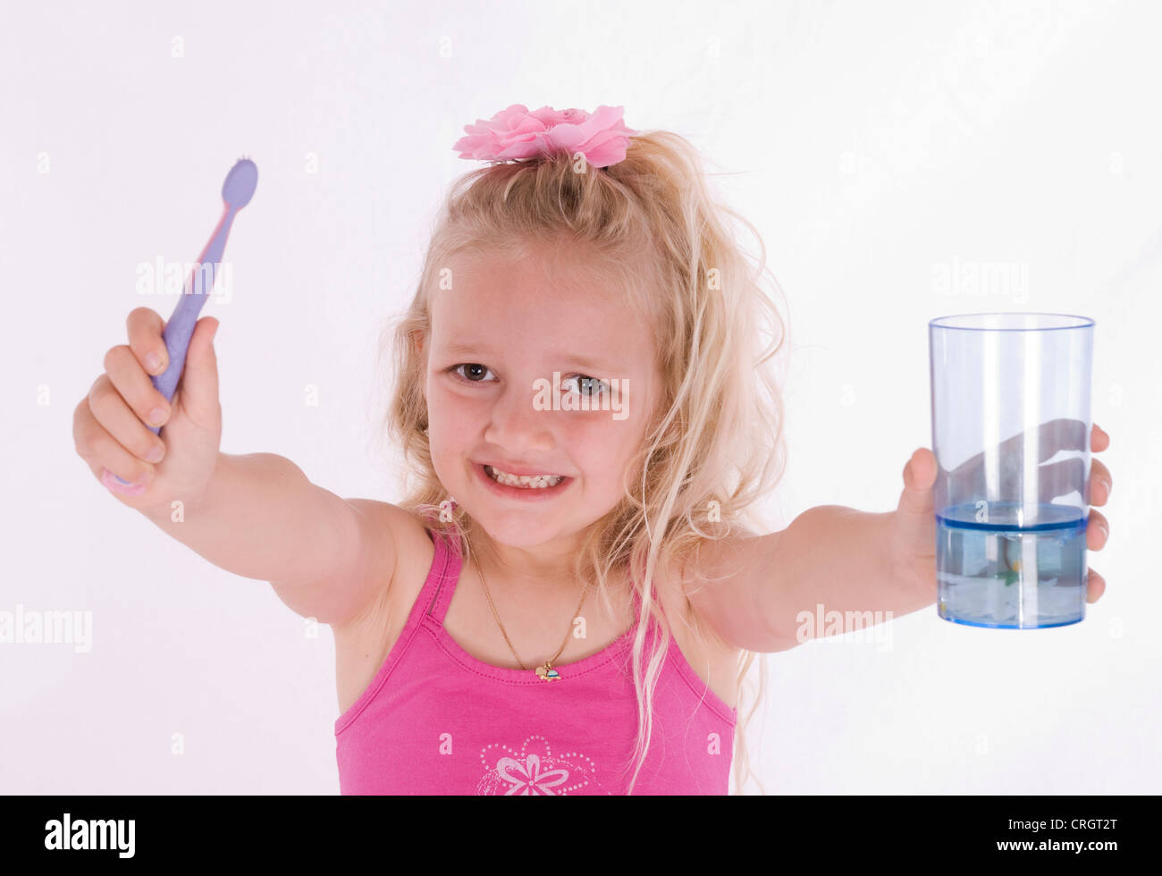 Ragazza 6 anni, con dentifricio Foto Stock
