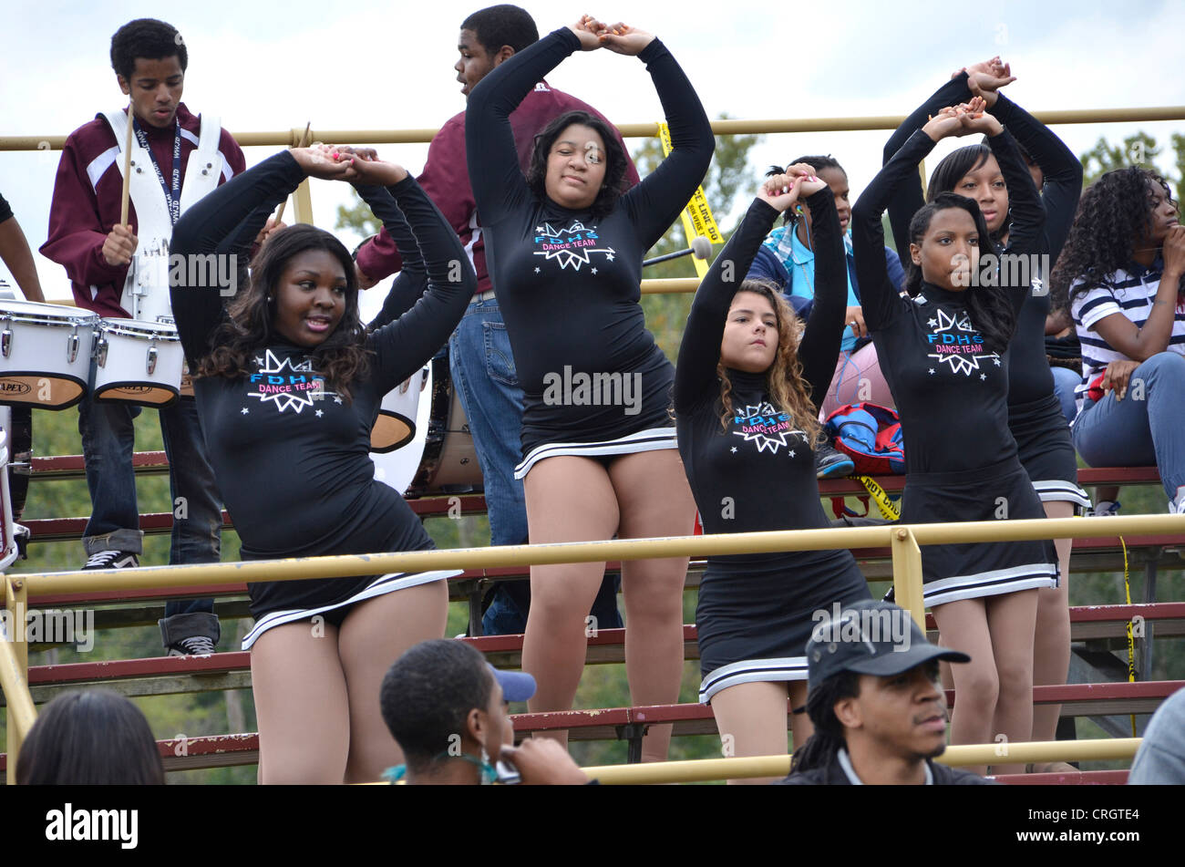 Il Team di danza agiscono come cheerleader da stand in una scuola di calcio a Croom Md Foto Stock