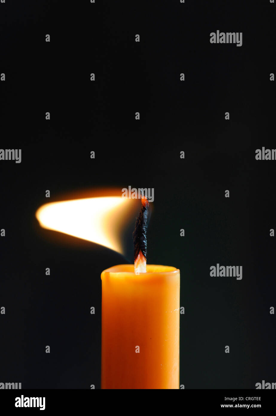 La masterizzazione di candela nel vento Foto stock - Alamy