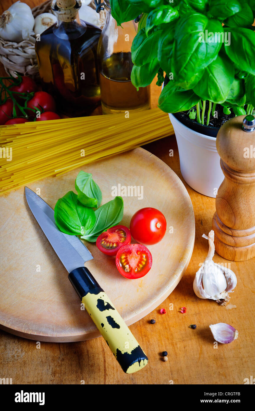 Ancora vita con i tradizionali ingredienti per la pasta italiana La cucina del cibo Foto Stock