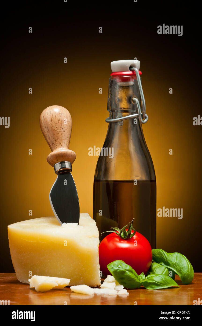 Parmigiano italiano formaggio duro con l'olio d'oliva Foto Stock