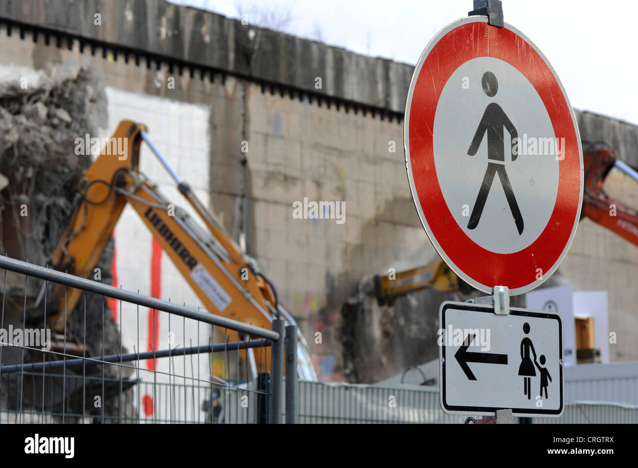 Segno di traffico in corrispondenza di un sito constructio, una semplificazione di un bunker, in Germania, in Renania settentrionale-Vestfalia Foto Stock