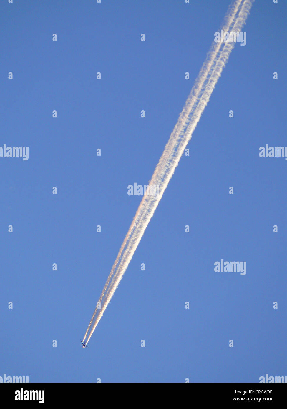 Piano con condensazione sentiero illuminato dal sole di sera Foto Stock