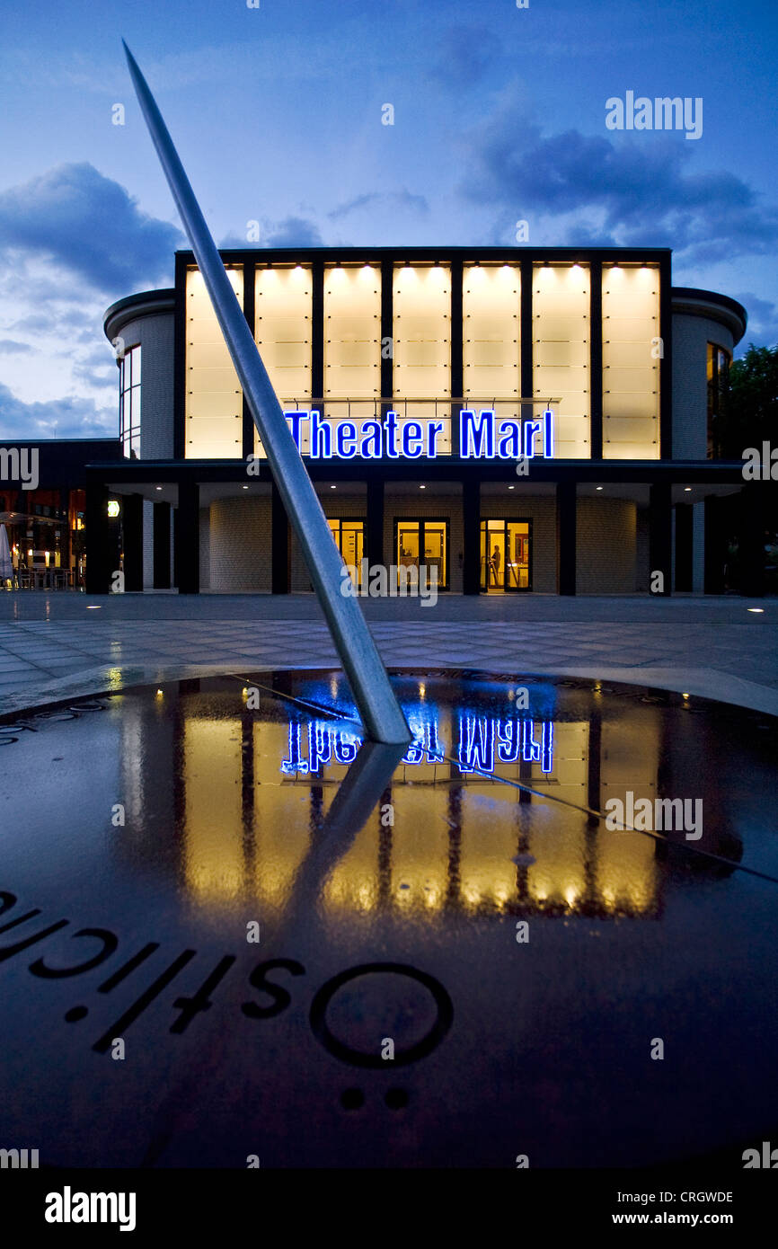 Arte moderna di fronte al teatro illuminata di Marl nel crepuscolo, in Germania, in Renania settentrionale-Vestfalia, la zona della Ruhr, Marl Foto Stock