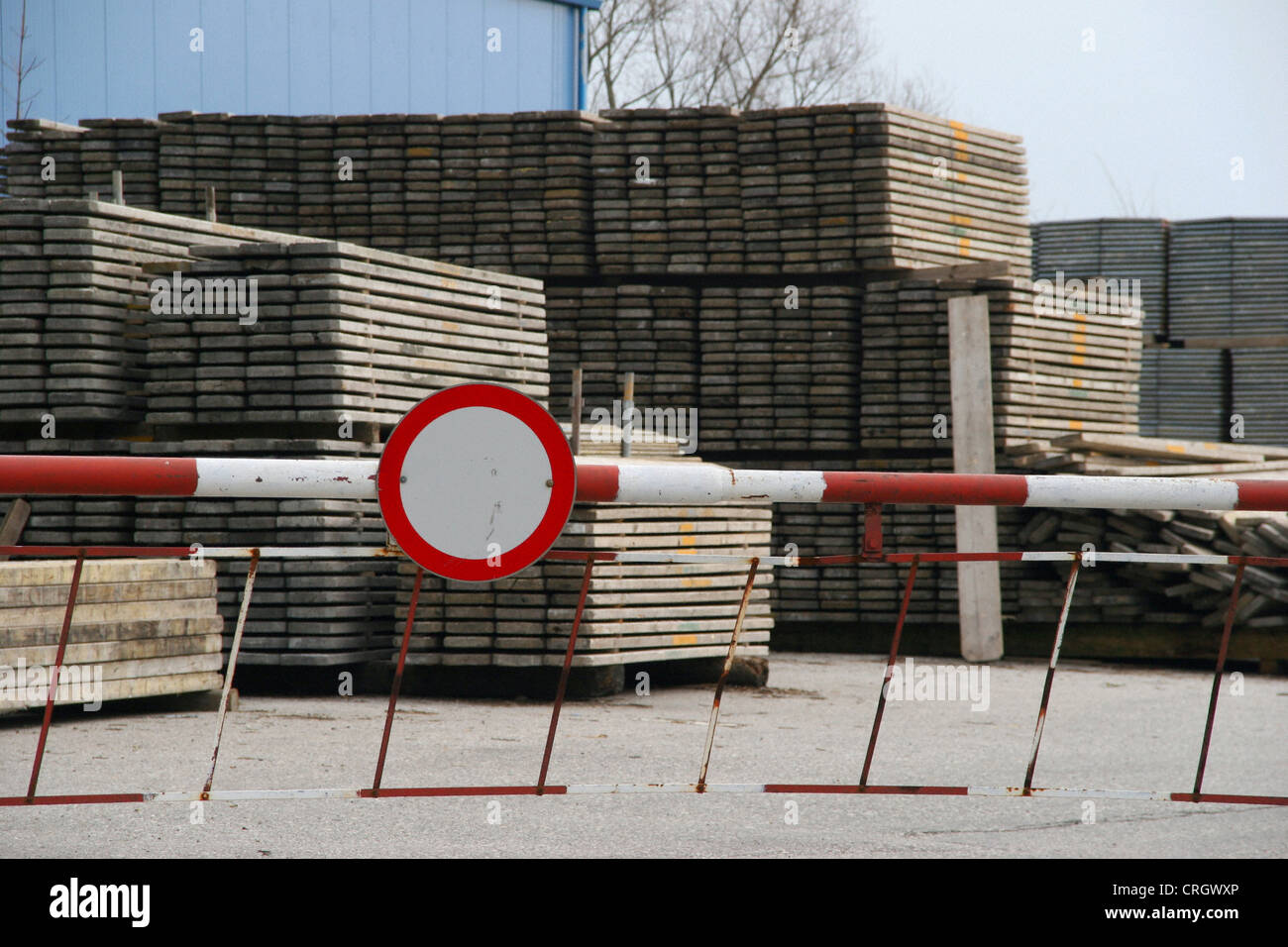 Stabilimento di produzione con barries deposito per tavole Foto Stock