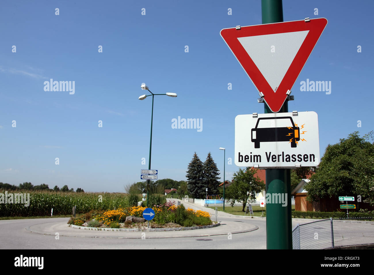 Dare modo segno ad un cerchio di traffico con le istruzioni per il flash quando si lascia Foto Stock