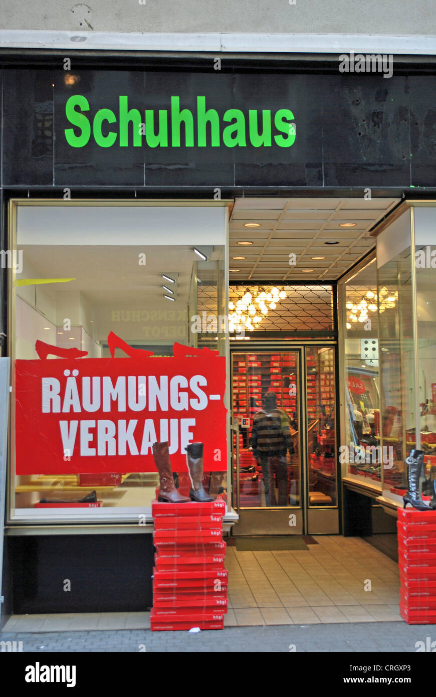 La vendita di liquidazione di una calzatura store, Germania, Koeln Foto Stock