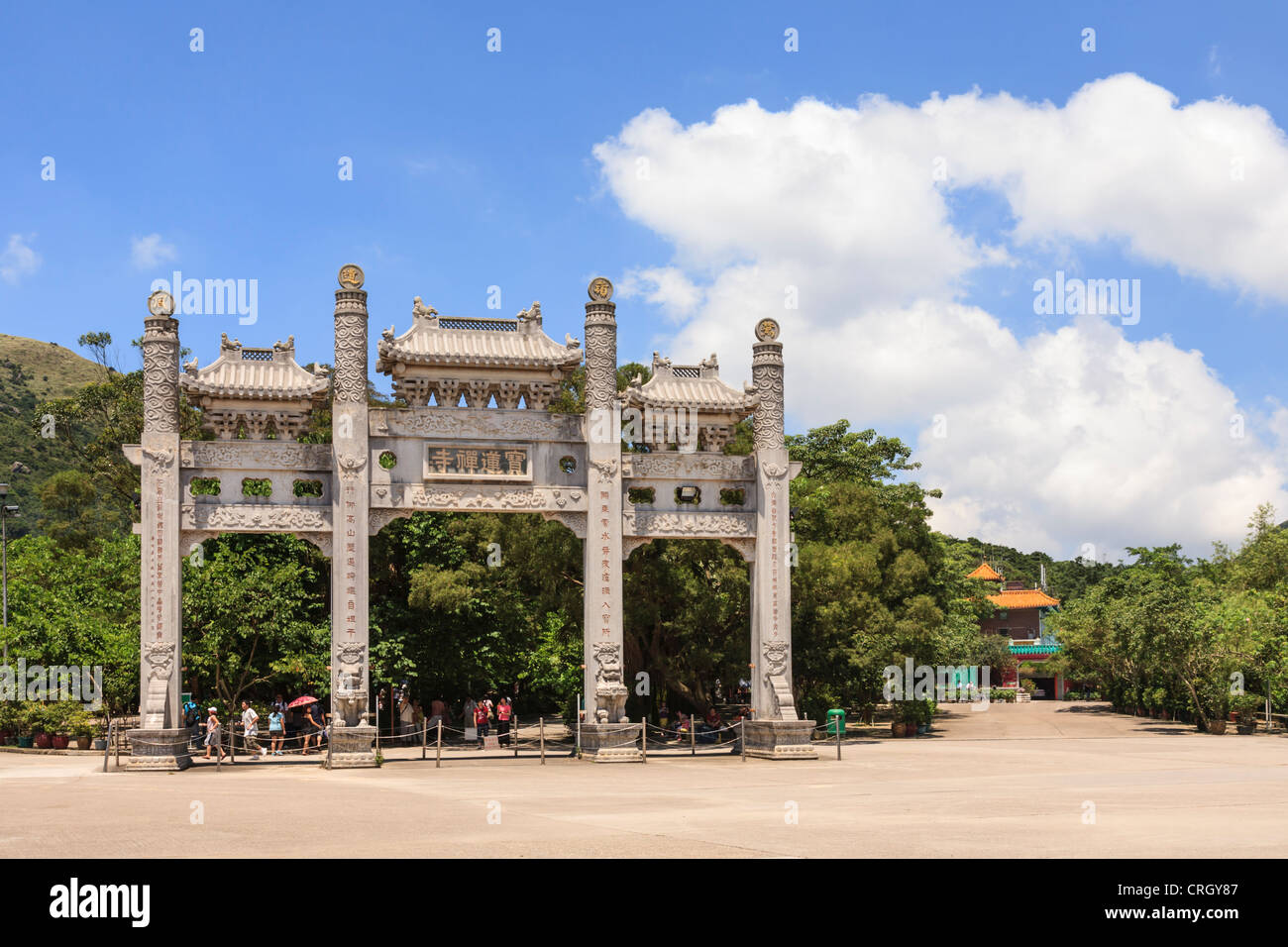 I turisti al cancello principale del Monastero Po Lin sull'Isola di Lantau, Hong Kong. Foto Stock