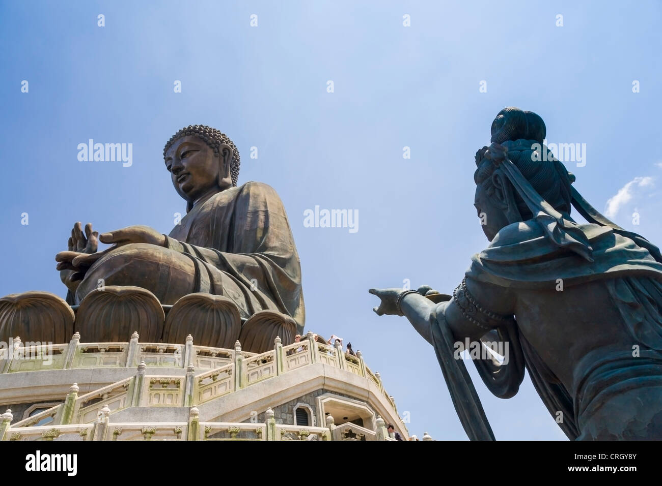 Statua di deva fare offrendo a Tian Tan Buddha immagine sull'Isola di Lantau, Hong Kong Foto Stock