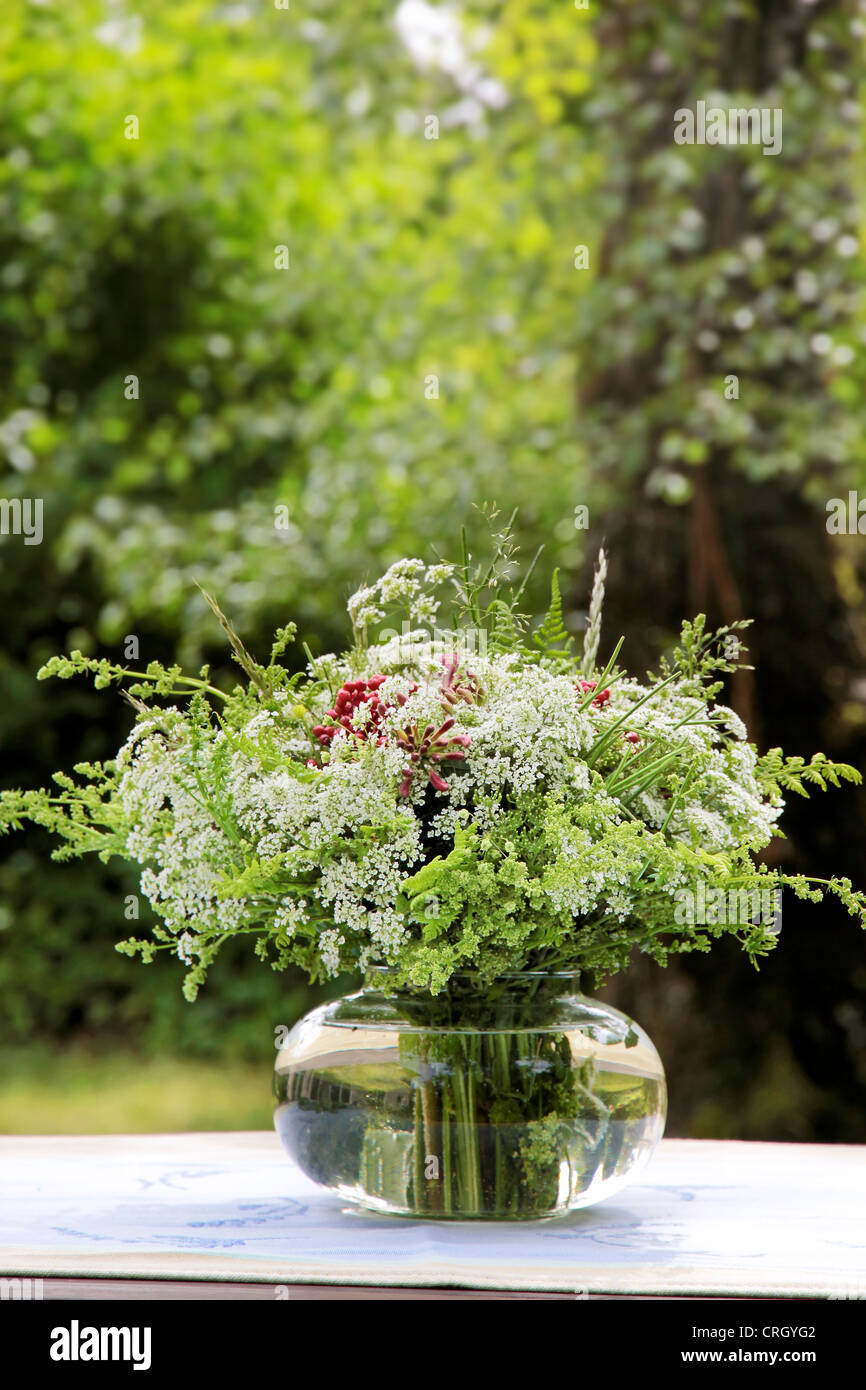 Bouquet di fiori selvatici nel giardino in estate Foto Stock