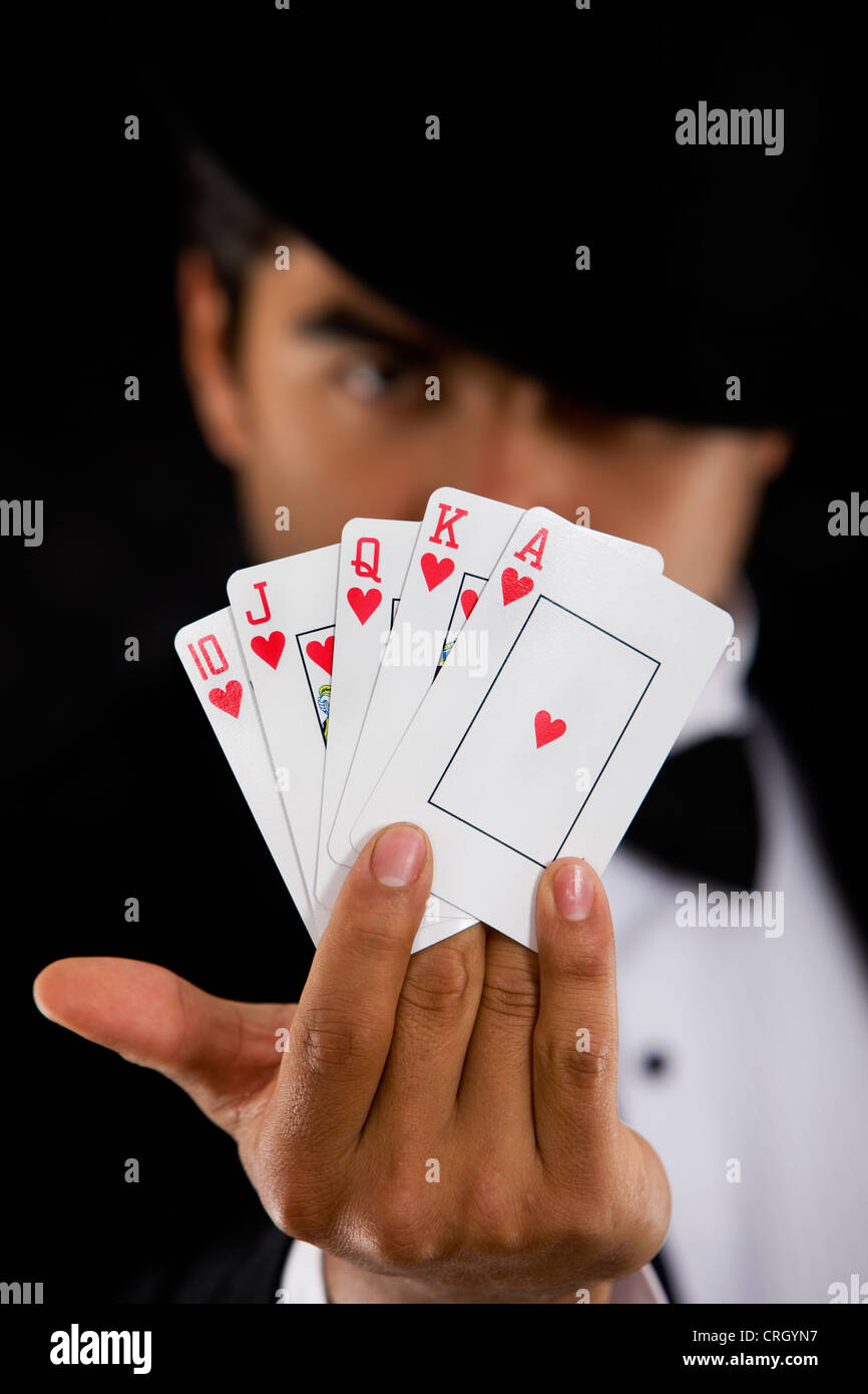 Uomo con Royal Flush Mano di Poker Foto Stock