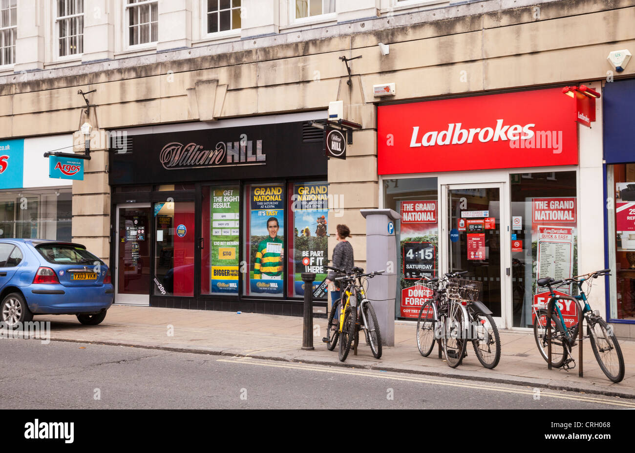 Ladbrokes e William Hill, bookmakers, accanto a uno un altro in Piccadilly, York, North Yorkshire, Inghilterra Foto Stock