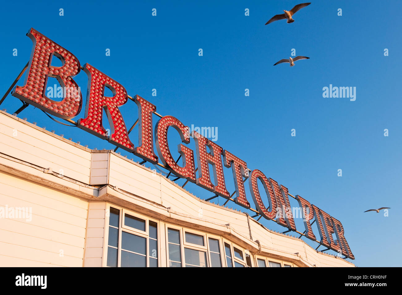 Un cartello illuminato sul Molo di Brighton, East Sussex, Regno Unito, meglio conosciuto come il Molo del Palazzo o il Molo del Palazzo di Brighton Foto Stock