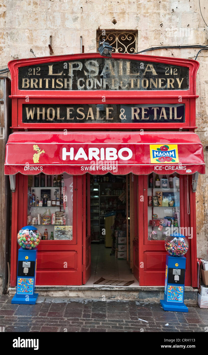 La facciata di un negozio di dolci vecchio stile a la Valletta, Malta, ancora pubblicizzando 'British Confectionery' Foto Stock