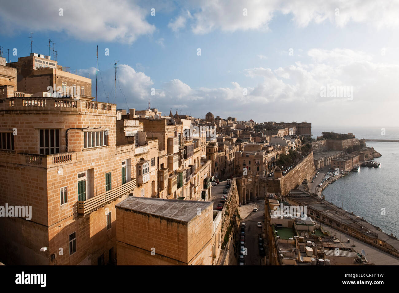 Vista sulla città di Valletta, Malta, dai Giardini dell'Alto Barrakka, con le tipiche gallerie o balconi chiusi (gallarija) Foto Stock