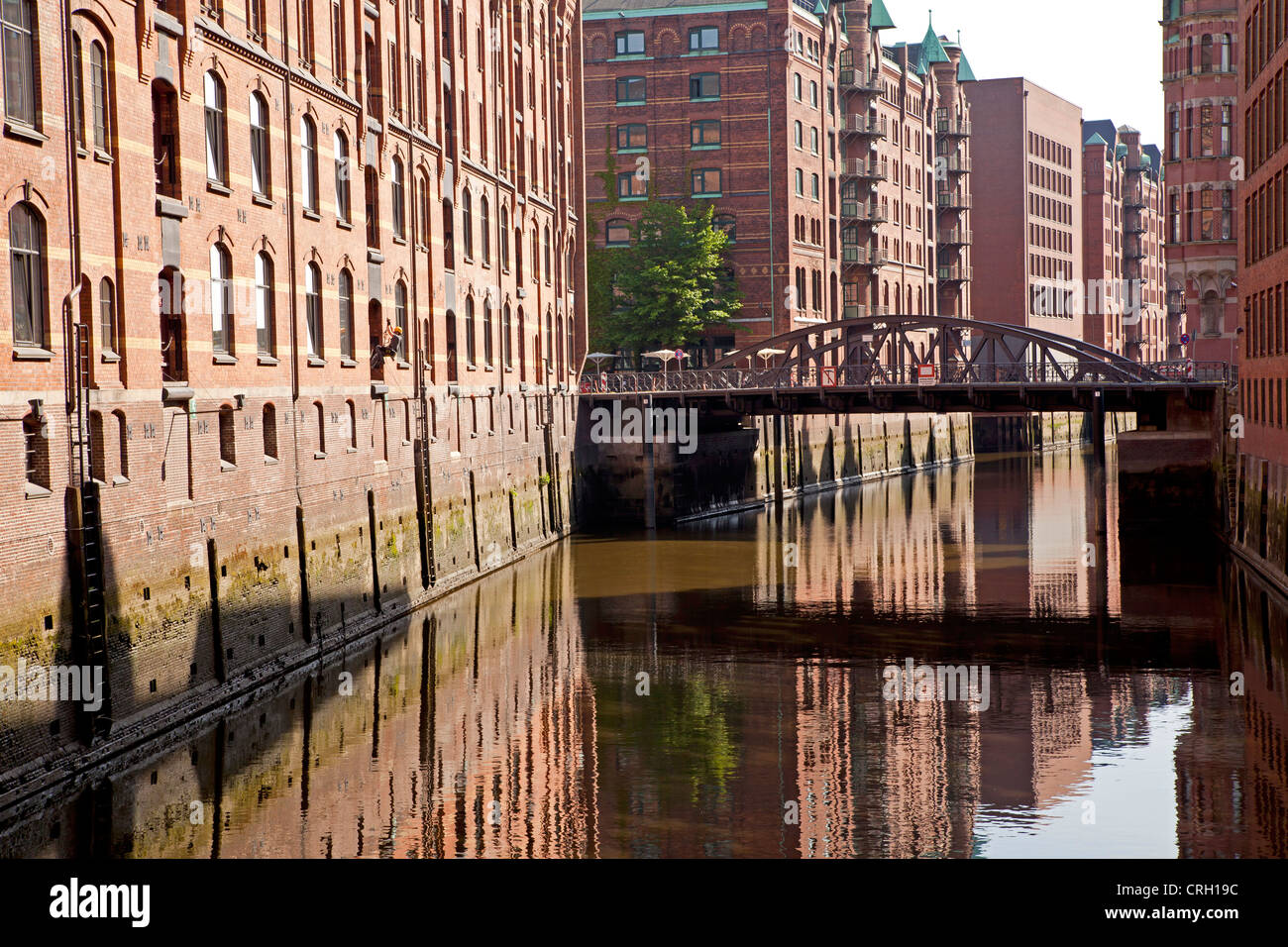 Depositi e di un canale nel quartiere Speicherstadt, Città Libera e Anseatica di Amburgo, Germania, Europa Foto Stock