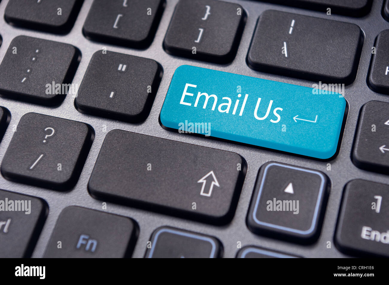 Servizio clienti online con 'email' messaggio sulla tastiera del computer. Foto Stock